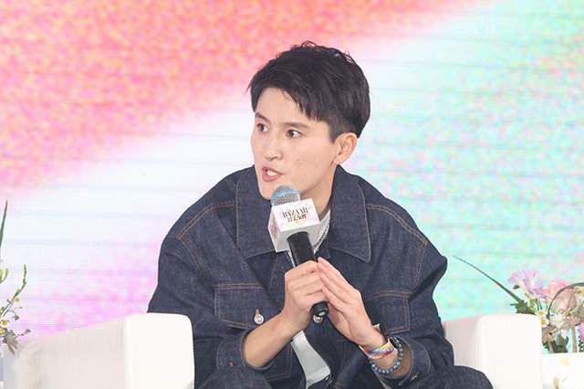 萧海龙啐了一口：呸。